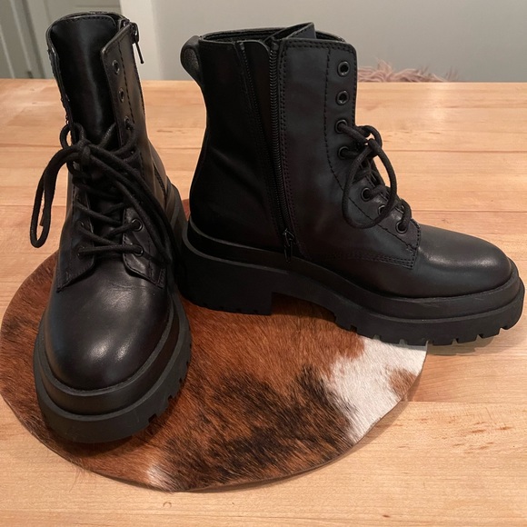 Steve Madden brand new combat style boot. Size 7 - Picture 2 of 5
